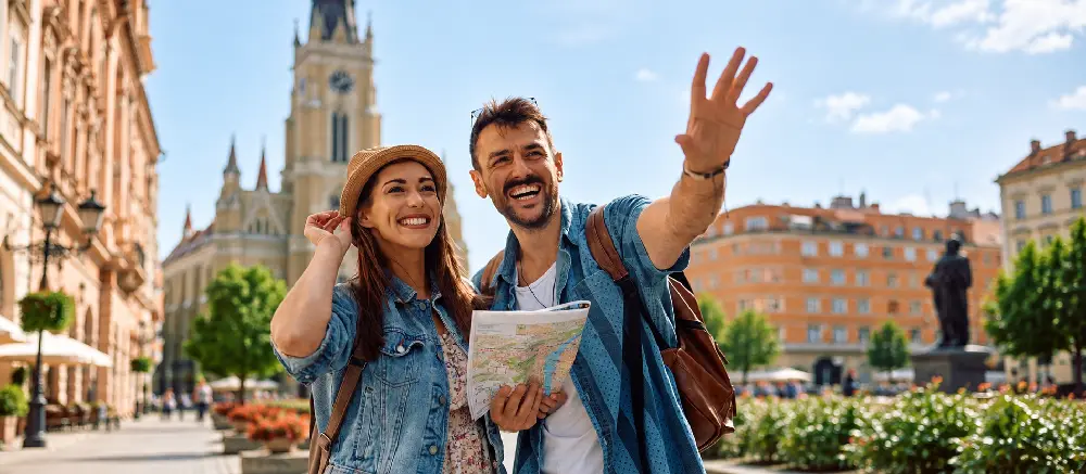Pareja de turistas felices